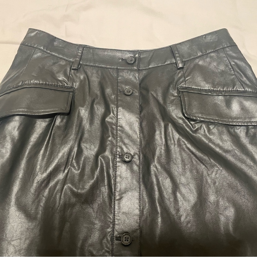 NWT Banana Republic Vegan Leather Midi Skirt with Buttons Black Size 6 - Picture 3 of 8